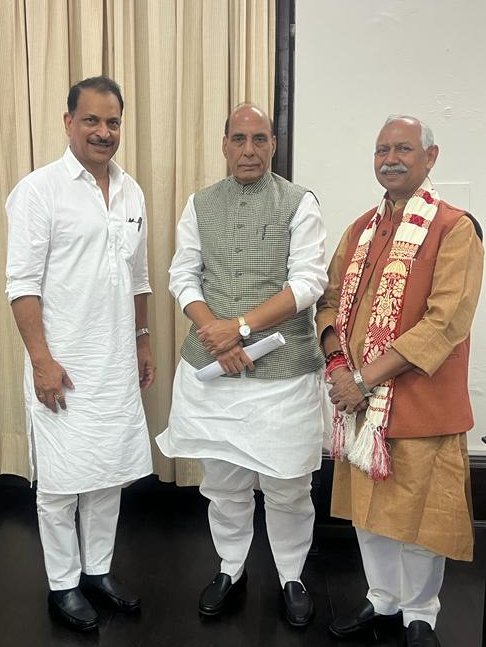 RajivPratapRudy's tweet photo. पुनः अपने गौरवपूर्ण अतीत को प्राप्त करेगा सारण का क्षत्रिय छात्रावास...
मा॰ रक्षा मंत्री श्री राजनाथ सिंह जी को बाबू वीर कुँवर सिंह जी के विजयोत्सव के पावन अवसर पर क्षत्रिय छात्रावास के लोकार्पण का आमंत्रण देते हुए

@rajnathsingh @DefenceMinIndia @SIGRIWALBJP https://t.co/h1sovcPKvm
