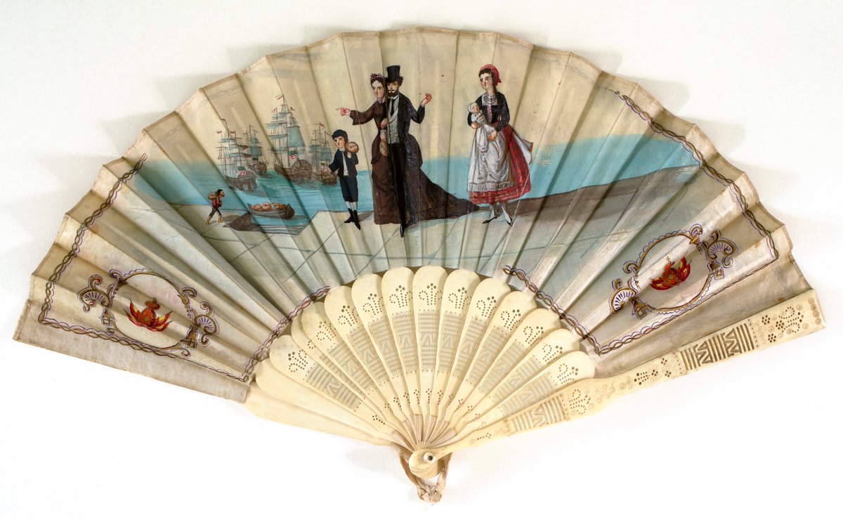 Cocarda, escarapela, cabriolet o mamarrachos son algunos de los nombres que recibieron los abanicos a lo largo del XIX. 
Si quieres conocer los secretos de los abanicos de nuestra colección, únete a una de nuestras visitas especiales por el <a href="/MadridDesignF/">Madrid Design Festival</a>👉cutt.ly/pbBqWiK