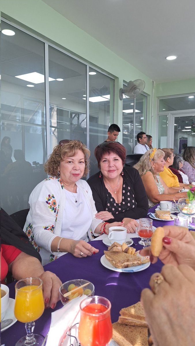 VeroChavezNunoa's tweet photo. Compartiendo con ñuñoínas en el Departamento de Personas Mayores en el marco del #8M Gracias por la grata conversación @MuniNunoa @EmiliaRiosS https://t.co/XbPvTwSQul