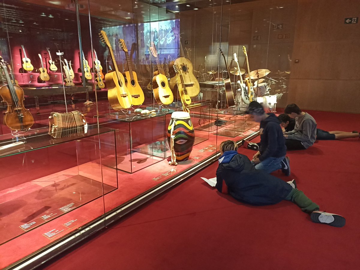 VilaExpressio's tweet photo. 1r C i 1r E avuí han fet de musicòlegs especialistes en organologia i de percussionistes d'un ensemble de Gamelan al @museumusicabcn https://t.co/YNMFrmgftv