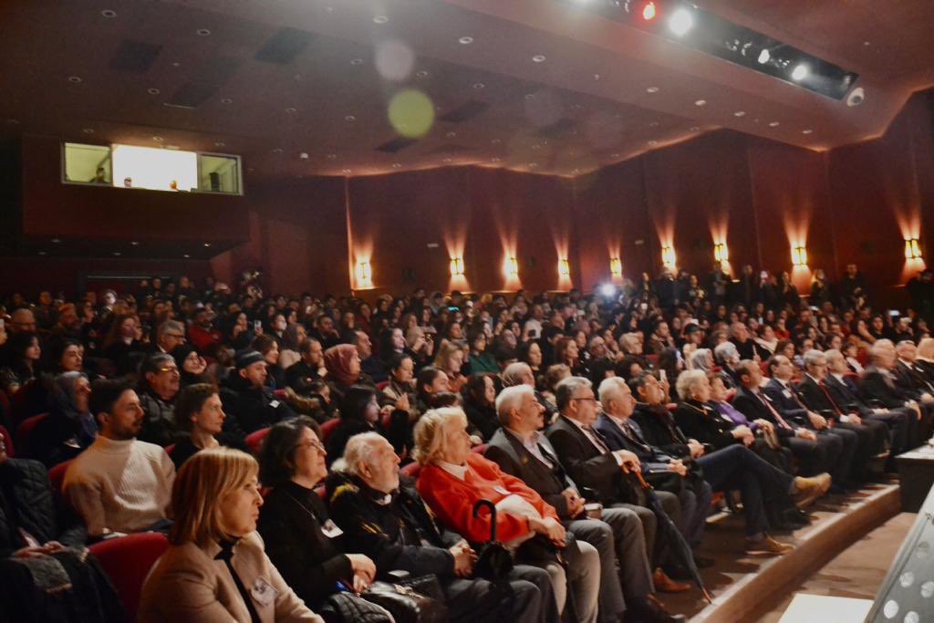 uskudarmem's tweet photo. 18 Mart Çanakkale Zaferi ve Şehitleri Anma Günü İlçe Programımız; Kaymakamımız Sn.Adem Yazıcı, Belediye Başkan Yardımcımız Sn.Zekeriya Şanlıer, İlçe Milli Eğitim Müdürümüz Sn.Sinan Aydın ve ilçe protokolümüzün katılımlarıyla Bağlarbaşı Kültür Merkezinde gerçekleştirildi. https://t.co/gzQQnUZS7p