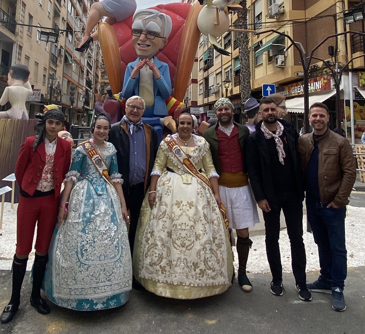 joanribo's tweet photo. 🥰 Que bé ho hem passat a la @FallaDamadElx! 

Gràcies per l’acollida i per fer-nos riure’s amb una versió tan simpàtica de la política municipal ❗️

#Falles23 🔥 https://t.co/3HYUAiDyIM