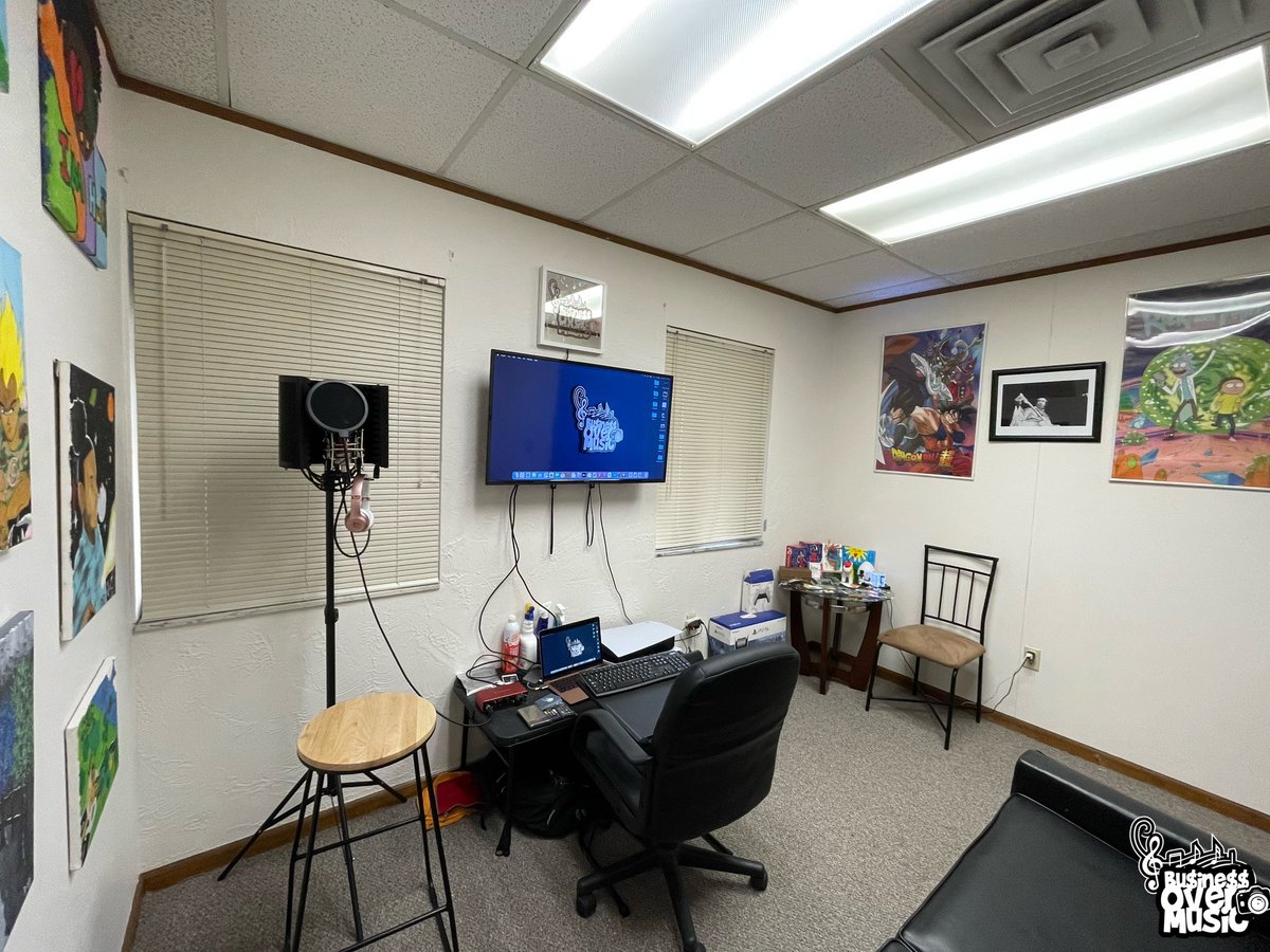 businessoverm's tweet photo. 🚨We are officially open for business🚨 
Book with us today! 
#undergroundhiphop #Michigan #musician #recordingstudio #videography #photograghy #workstation #FreedomOfSpeech #modeling #underdog #Sony #NotA #RecordLabel #WeAre #A #EntertainmentCompany 
#BOOKINGS https://t.co/sTqf9Nfca0