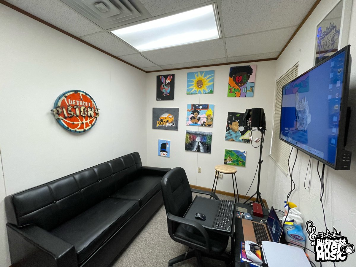 businessoverm's tweet photo. 🚨We are officially open for business🚨 
Book with us today! 
#undergroundhiphop #Michigan #musician #recordingstudio #videography #photograghy #workstation #FreedomOfSpeech #modeling #underdog #Sony #NotA #RecordLabel #WeAre #A #EntertainmentCompany 
#BOOKINGS https://t.co/sTqf9Nfca0
