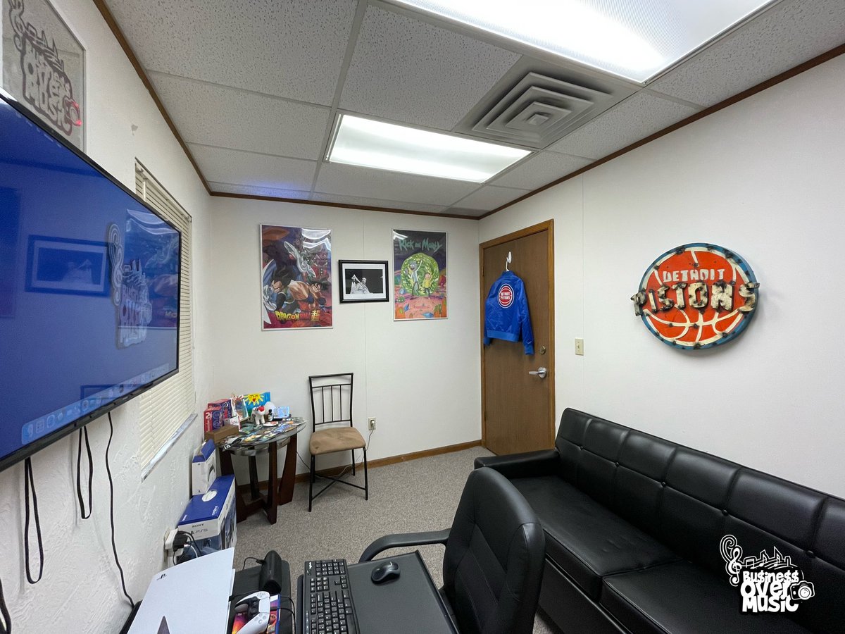 businessoverm's tweet photo. 🚨We are officially open for business🚨 
Book with us today! 
#undergroundhiphop #Michigan #musician #recordingstudio #videography #photograghy #workstation #FreedomOfSpeech #modeling #underdog #Sony #NotA #RecordLabel #WeAre #A #EntertainmentCompany 
#BOOKINGS https://t.co/sTqf9Nfca0
