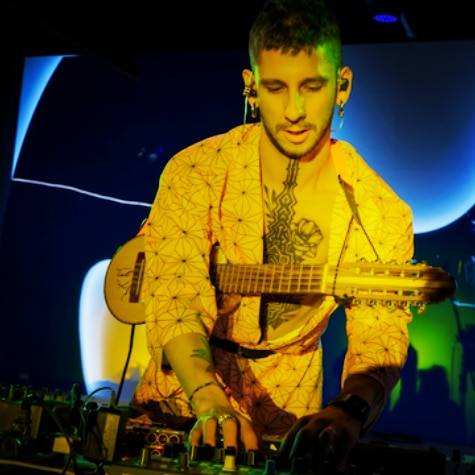 Él es un músico multi instrumentista y experto en Live Looping, que tiene un espectáculo que te va a volar la cabeza.

Lucho pai suena radio Frente Nacional De Chile