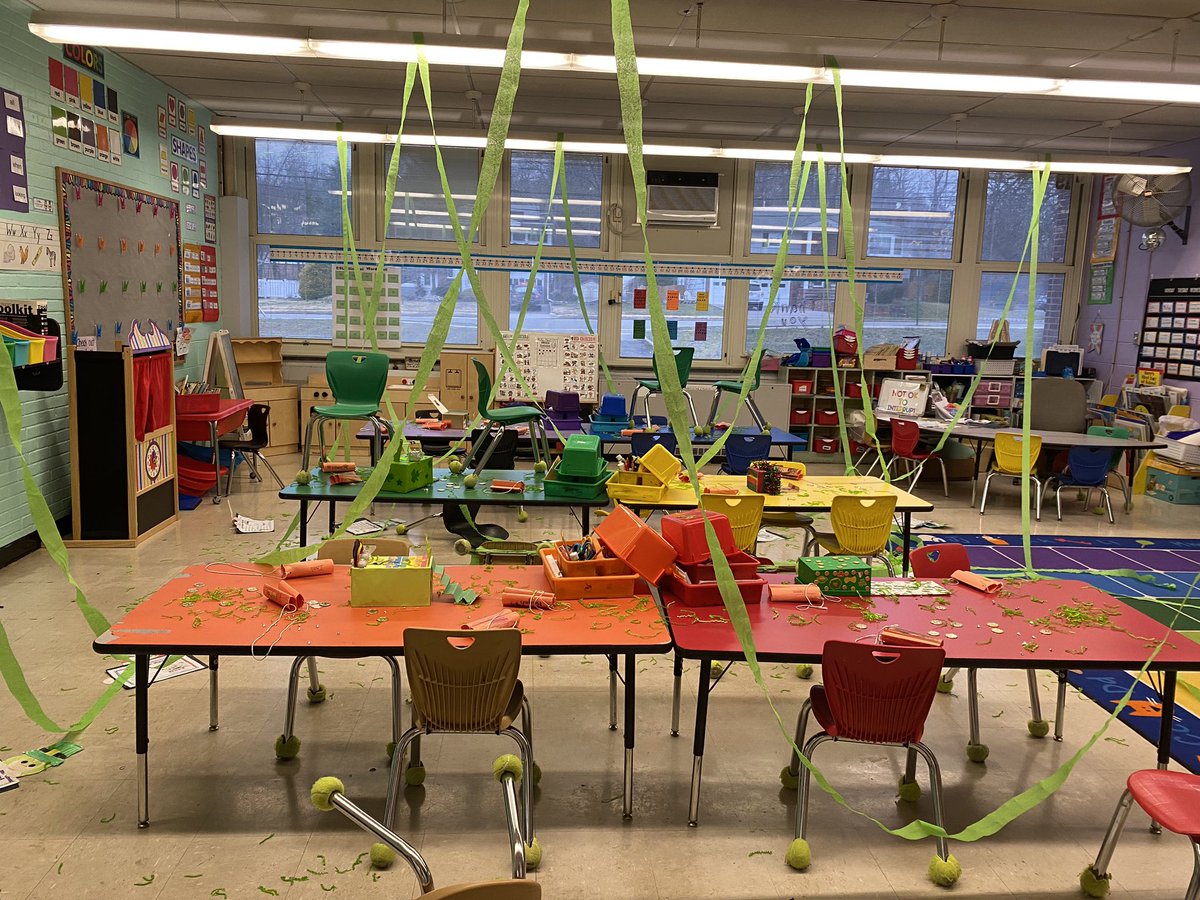 FigliolinoJamie's tweet photo. How it started… How it’s going… #Kindergartenrocks #msfigskids #StPatrickDay @School20Cougars #wedidnotcatchtheleprechaun @joanne_shafer https://t.co/7gIRy2otSc