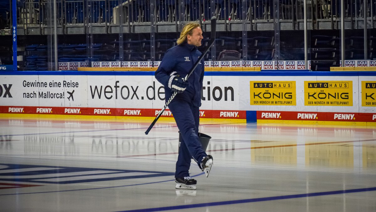 Wally44's tweet photo. Goalie-Coach der deutschen Nationalmannschaft.
Gibt definitiv schlechtere Posten.
Herzlichen Glückwunsch an Sebastian #Elwing!
https://t.co/LwunyX0BFF
#DEB #IIHFWorlds #ebb #ebbAlumni #Hauptstadteishockey https://t.co/Qn24v2uS3Z