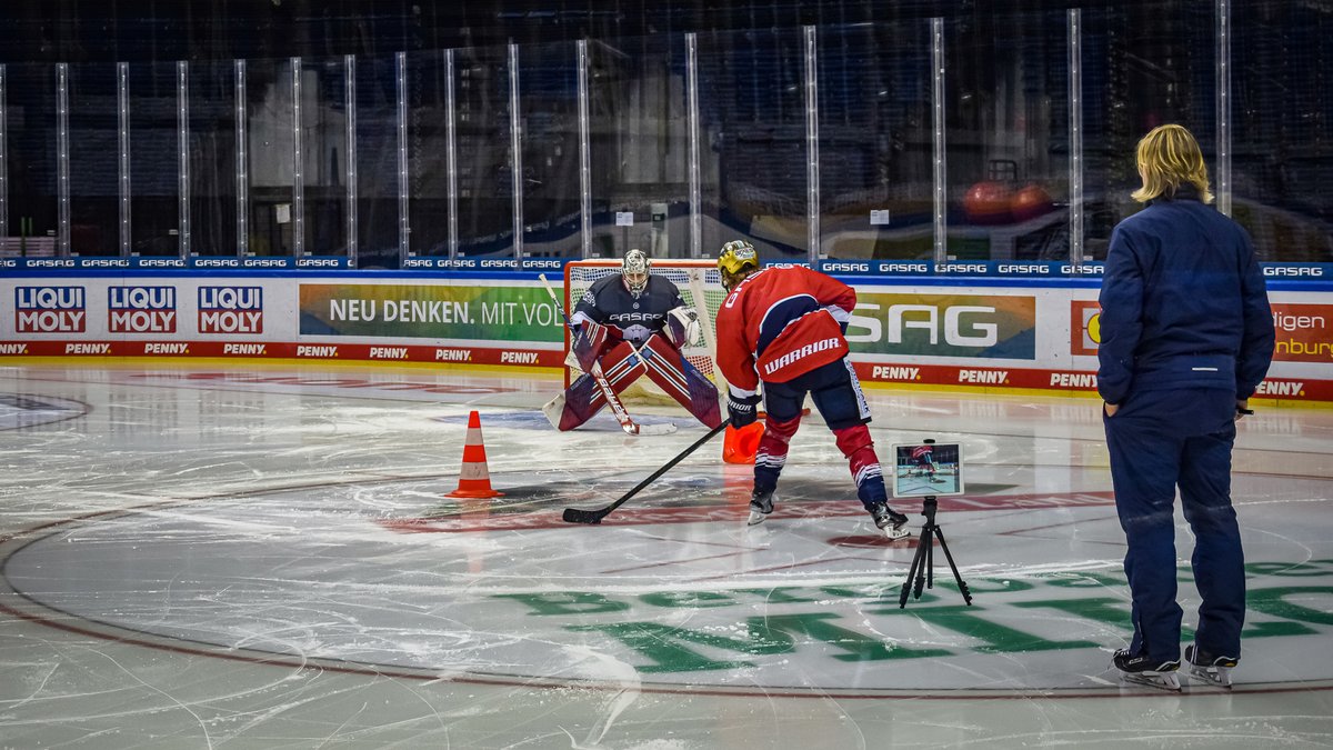 Wally44's tweet photo. Goalie-Coach der deutschen Nationalmannschaft.
Gibt definitiv schlechtere Posten.
Herzlichen Glückwunsch an Sebastian #Elwing!
https://t.co/LwunyX0BFF
#DEB #IIHFWorlds #ebb #ebbAlumni #Hauptstadteishockey https://t.co/Qn24v2uS3Z