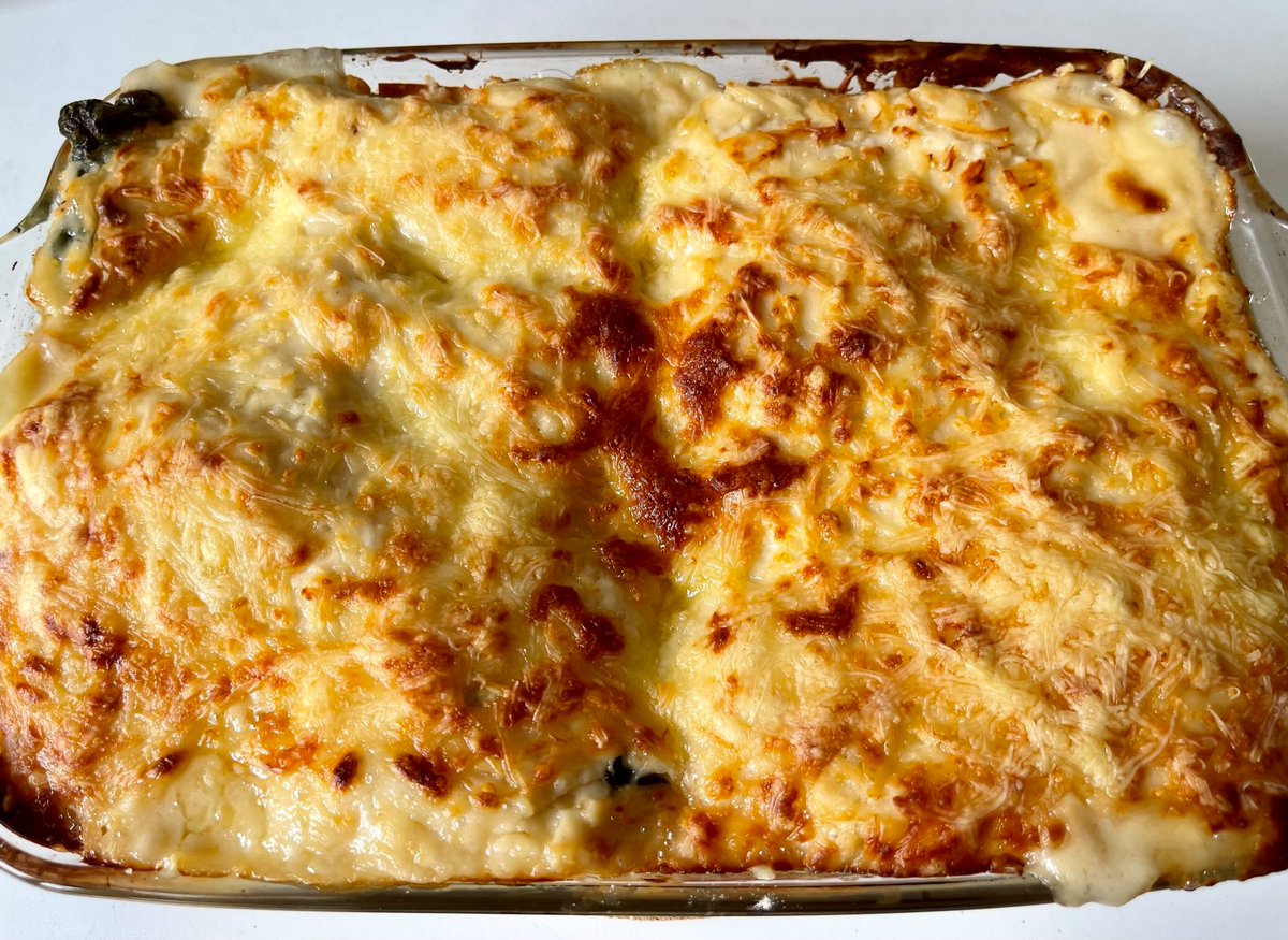 joukesp's tweet photo. #FridayLunch #FishAndSpinachLasagne #Riesling #Knipser #Kalkmergel
For a 1st this is unbelievable!
Perfect lasagna w cod & salmon, spinach & mornay sauce topped with cheese! (Used fond from prawn shells prepared last wk!)
Young but excellent Riesling Kalkmergel by Knipser.
88-90 https://t.co/DKEKDUCWSw