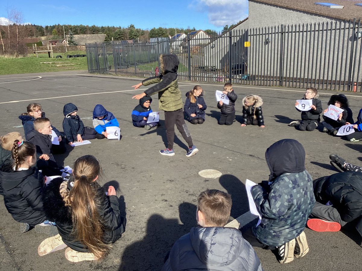 carmondean_ps's tweet photo. P4 had lots of fun making a human clock in the playground to help us learn how to tell the time! We have been practising quarter to, quarter past and 5 minute intervals⏰ @MissMorrisCPS https://t.co/WBinRe46dJ
