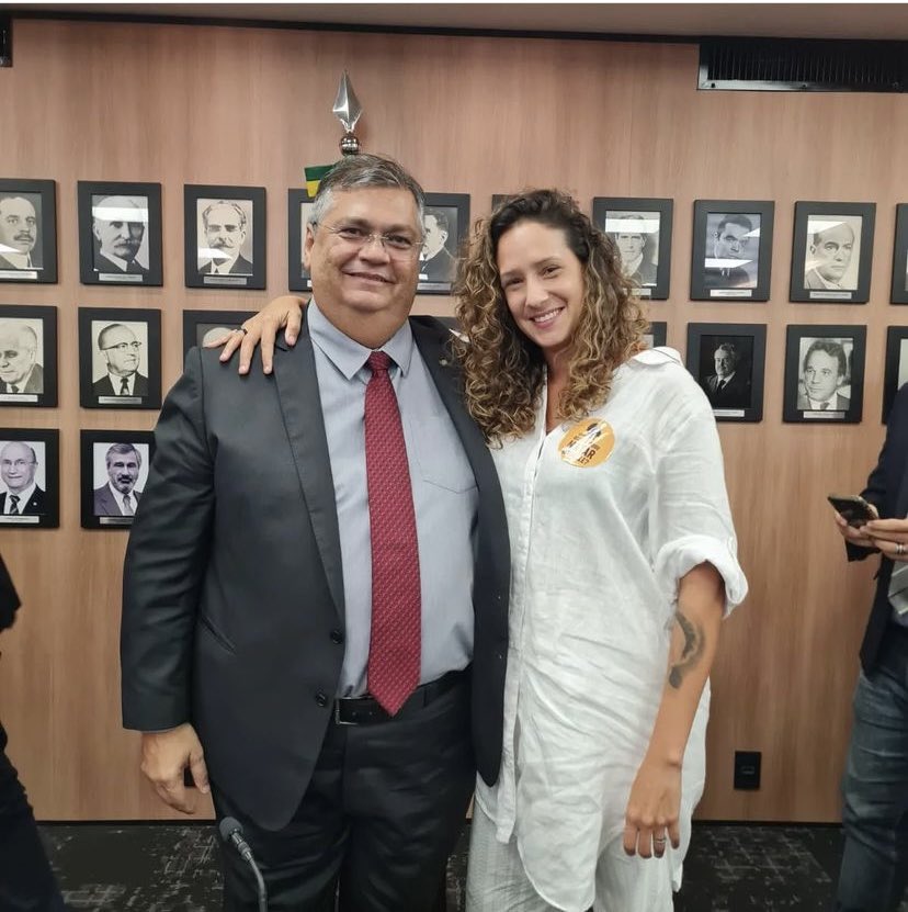 Vai ter ministro indo na Maré, sim! E vai ter vereadora eleita, cria da Maré, trabalhando por uma cidade melhor, sim! Os ataques ao <a href="/FlavioDino/">Flávio Dino 🇧🇷</a> só mostram como a extrema-direita odeia o povo pobre e trabalhador. Eles latem, enquanto a favela vai avançar em direitos e dignidade.