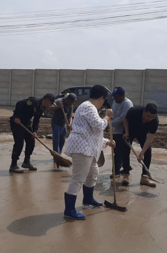 hurgamemoriaPE's tweet photo. Qué impecables tus botas, @marthamoyano. 

Parece que hubieras estado caminando sobre alfombras persas antes de sacarte la foto para que parezca que ayudas. https://t.co/QHi7IM88se