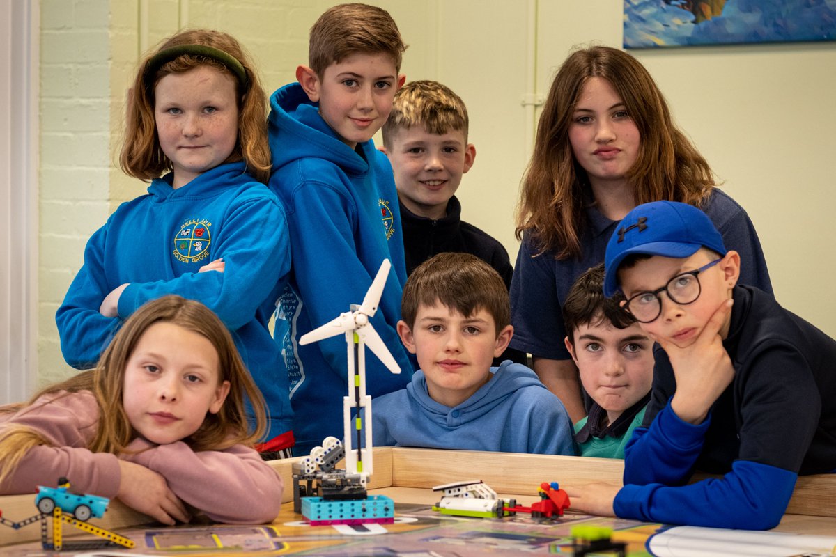 MorCymru's tweet photo. Pob lwc i bawb sy'n cymryd rhan yn #FirstLegoLeague yfory - dyma dîm @YsgolGelliAur yn barod am yr her!

#YnniGwynt #Cymraeg #Cymru https://t.co/n0YGL2evnp