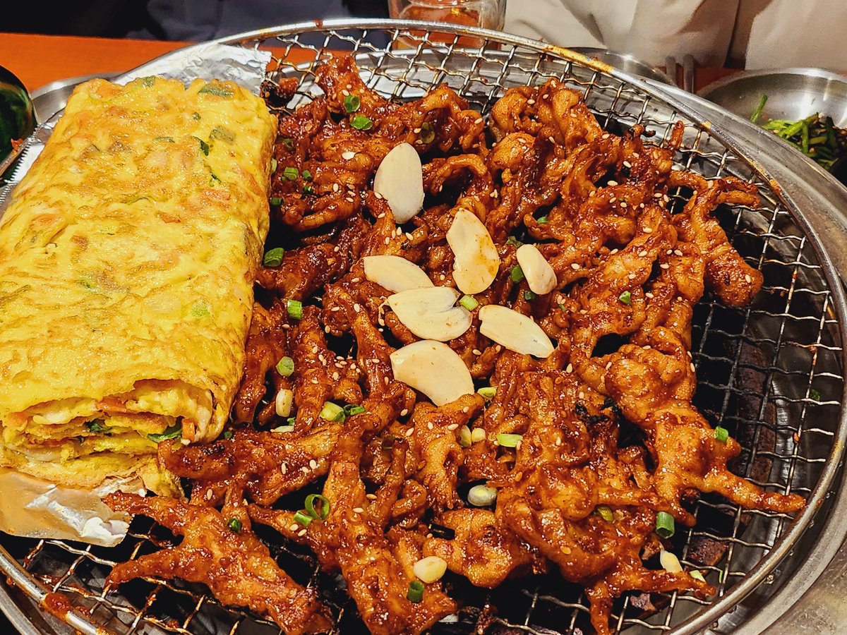 GondyuA's tweet photo. 오늘 회식으로 여기갔는디 히비스커스하이볼이 넘나 맛잇엇고 술이..맞나..? 싶긴햇어요 닭발도 마쉿엇음..족발도.. https://t.co/eCxwoVpFnE