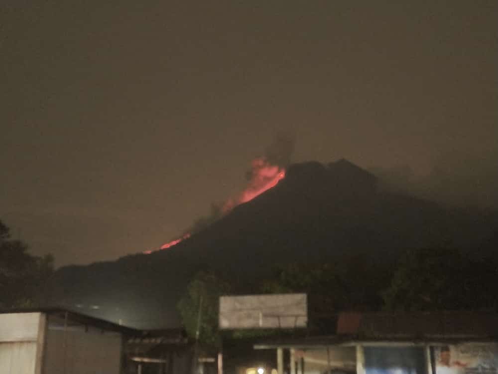 TRCBPBDDIY's tweet image. Laporan sementara kejadian multi hazard hingga malam ini 17/03 terpantau bbrp titik pohon, baliho dan tiang listrik tumbang mengganggu lalu lintas. Sementara itu juga dirasakan gempa dan untuk visual G. Merapi masih terjadi guguran lava pijar. Malem Setu Pon 🙏👨‍🚒🇮🇩