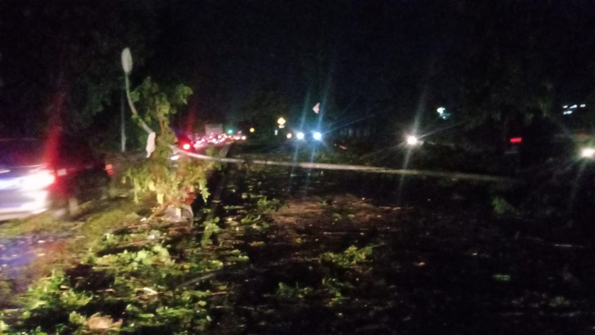 TRCBPBDDIY's tweet image. Laporan sementara kejadian multi hazard hingga malam ini 17/03 terpantau bbrp titik pohon, baliho dan tiang listrik tumbang mengganggu lalu lintas. Sementara itu juga dirasakan gempa dan untuk visual G. Merapi masih terjadi guguran lava pijar. Malem Setu Pon 🙏👨‍🚒🇮🇩