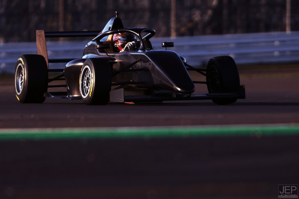 Stealth mode for <a href="/GuinchardDaniel/">Daniel Guinchard</a> during pre-season <a href="/BritishF4/">Wera Tools British F4</a> testing 🕵️

He'll be swapping out the plain carbon look for a fresh livery in a couple of weeks 🎨

#MeadenPR #BritishF4