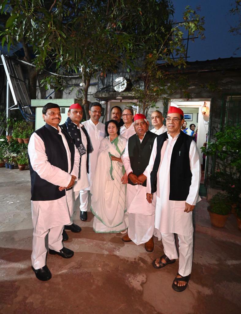 आज कोलकाता में एक मुलाक़ात… सबकी आदरणीय दीदी के साथ! 

<a href="/MamataOfficial/">Mamata Banerjee</a>