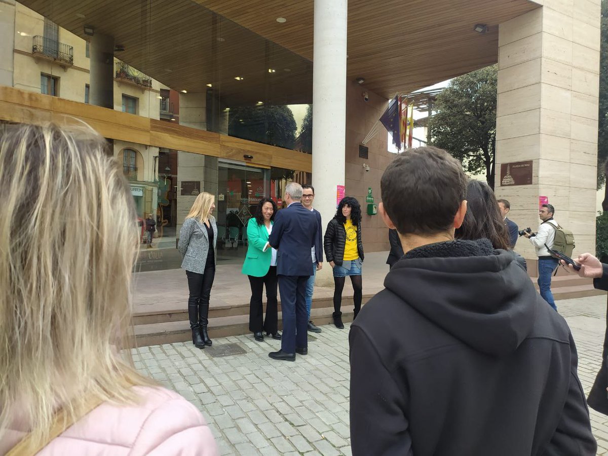 CUPcdm's tweet photo. La nostra regidora @MartaBarnils també ha estat present a la rebuda institucional per reivindicar una escola pública i de qualitat al conseller, així com la nostra oposició al tancament de línies a l'escola pública.

Tot el suport a les reivindicacions de l'@ampamontbui. https://t.co/UATqIvmDYN
