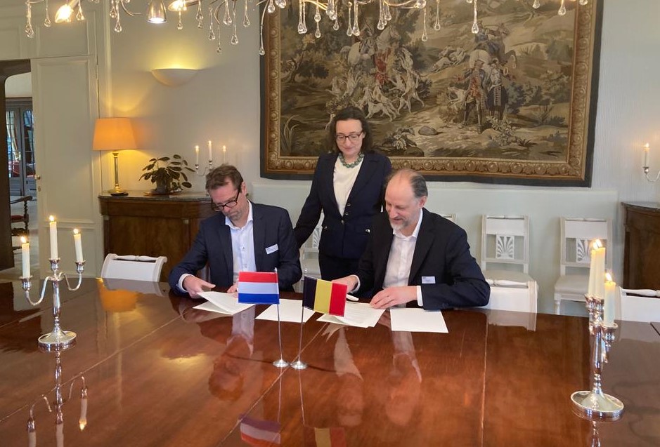 BEinNL's tweet photo. 🇧🇪🇳🇱Ondertekening van de Letter of Intent NRG – SCK CEN en de Memorandum of Understanding NRG – Tractebel.

🇧🇪organisaties en bedrijven delen hun expertise met de 🇳🇱Nederlandse partners 

@SCKCEN @tractebel @nrgcom  @Agorianl https://t.co/xsVI4XsJcy