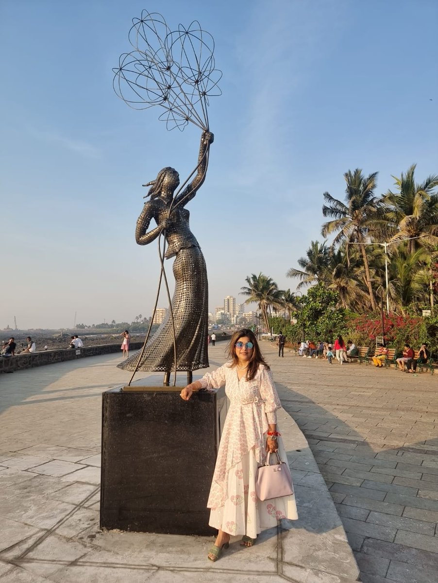 her_aspire's tweet photo. Noticed this beautiful installation at Bandra Bandstand? Our #EntrepreNaari, Minali Thakker is the artist behind it! The sculpture is called Freedom Empowers &amp; it's made from 5000+ metal bindis to signify womanhood.

Next time you see it, pose with it &amp; tag us on your post! https://t.co/2g3UtPcVud