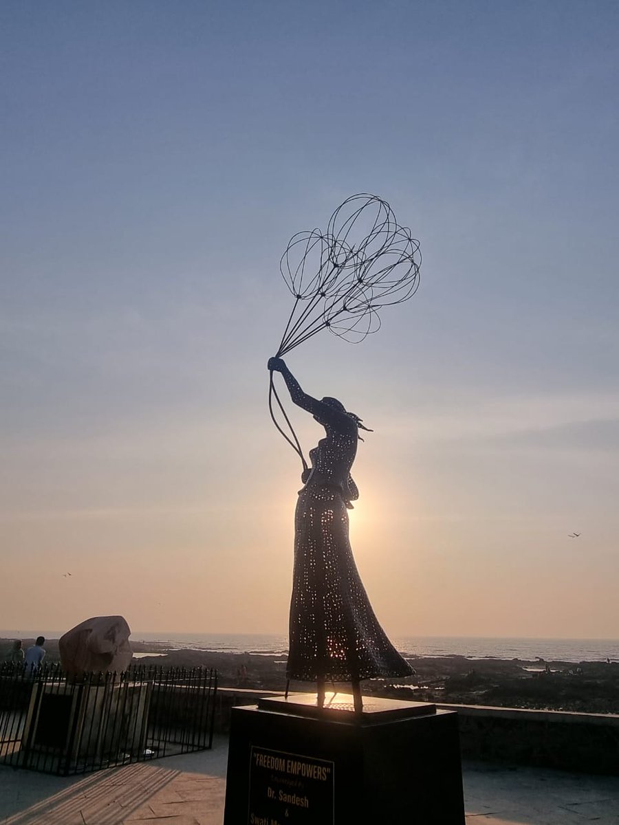 her_aspire's tweet photo. Noticed this beautiful installation at Bandra Bandstand? Our #EntrepreNaari, Minali Thakker is the artist behind it! The sculpture is called Freedom Empowers &amp; it's made from 5000+ metal bindis to signify womanhood.

Next time you see it, pose with it &amp; tag us on your post! https://t.co/2g3UtPcVud