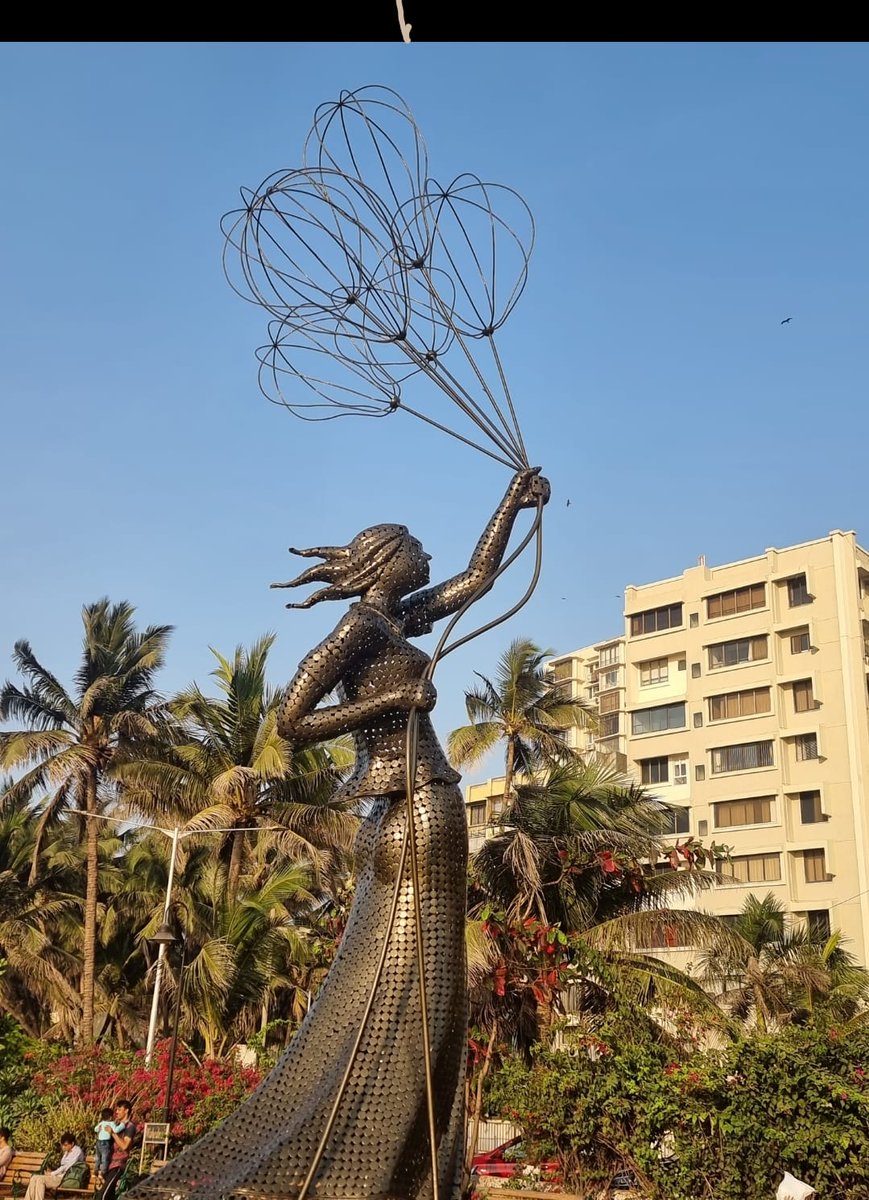 her_aspire's tweet photo. Noticed this beautiful installation at Bandra Bandstand? Our #EntrepreNaari, Minali Thakker is the artist behind it! The sculpture is called Freedom Empowers &amp; it's made from 5000+ metal bindis to signify womanhood.

Next time you see it, pose with it &amp; tag us on your post! https://t.co/2g3UtPcVud