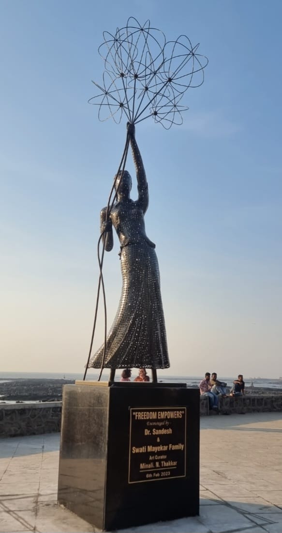 her_aspire's tweet photo. Noticed this beautiful installation at Bandra Bandstand? Our #EntrepreNaari, Minali Thakker is the artist behind it! The sculpture is called Freedom Empowers &amp; it's made from 5000+ metal bindis to signify womanhood.

Next time you see it, pose with it &amp; tag us on your post! https://t.co/2g3UtPcVud