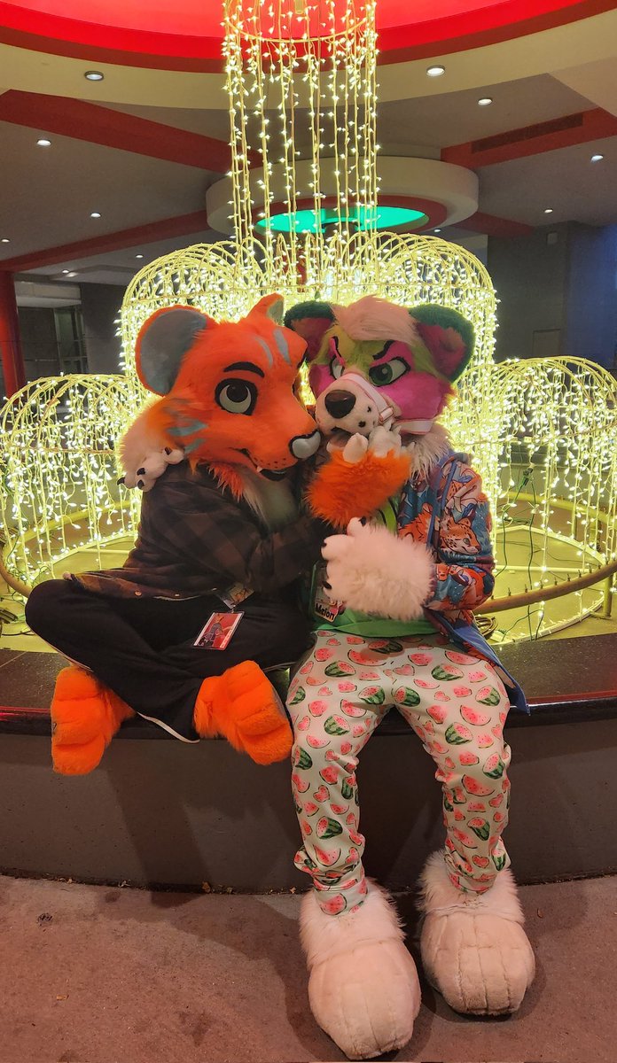 melon_corgo's tweet photo. โค๏ธ It's always romantic by the waterless fountain~ โค๏ธ
#FursuitFriday #MFF22
๐ฏ - @LeonKitty1
๐ธ - @bram_cat
๐ชก - @corgilegs https://t.co/txKNwhCbpV
