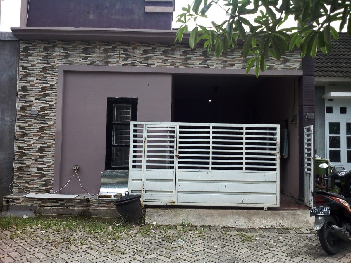 RT or like are appreciate.

Jadi, karena ibuku kerja sendirian, aku mau bantu ibu buat jual rumah ini. Bukan kebetulan, tapi memang dijual karena aku masih harus bayar uang kuliah. Jadi, twitter please do your magic.