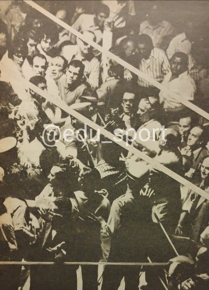 Edu_sport's tweet photo. #undiacomohoy hace 50 años 

Fin de la histórica pelea de #Locche con Kid #Pambele 

En el ángulo de la foto #Monzon #Lectoure Nicolino y Chiche #Gelblung, enviado de la revista #Gente https://t.co/wCoLo241vx