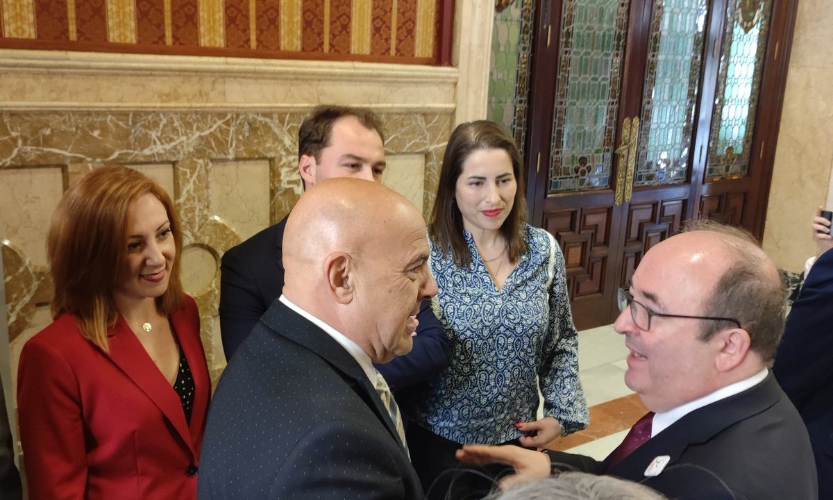 GremioArteSacro's tweet photo. 🔴Comienza la presentación de la mayor exposición del Arte Sacro del mundo, #SevillaFecit23. Gracias al Alcalde de Sevilla @antoniomunozsev , al ministro de Cultura del Gobierno de España, @miqueliceta por su presencia y todos los grupos municipales por su apoyo. https://t.co/5mhs2aPgE7