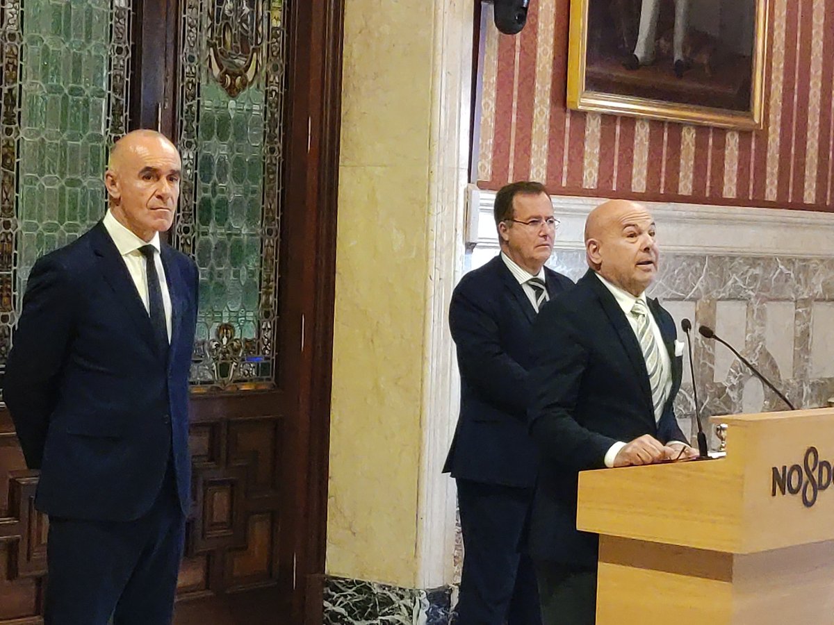 GremioArteSacro's tweet photo. 🔴Comienza la presentación de la mayor exposición del Arte Sacro del mundo, #SevillaFecit23. Gracias al Alcalde de Sevilla @antoniomunozsev , al ministro de Cultura del Gobierno de España, @miqueliceta por su presencia y todos los grupos municipales por su apoyo. https://t.co/5mhs2aPgE7