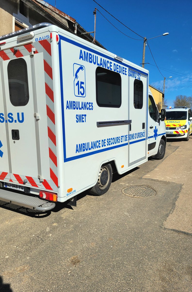 ambulancessmet's tweet photo. #Intervention de l'ASSU N°1 et le SMUR de CHAUMONT.
https://t.co/PJPNAypmDh
#AMBULANCESSMET #URGENCE #SAMU #SAMU52 #SMUR52 #SOINS #AMBULANCIER #INFIRMIERE #MEDECIN https://t.co/2NdVdRmQZz