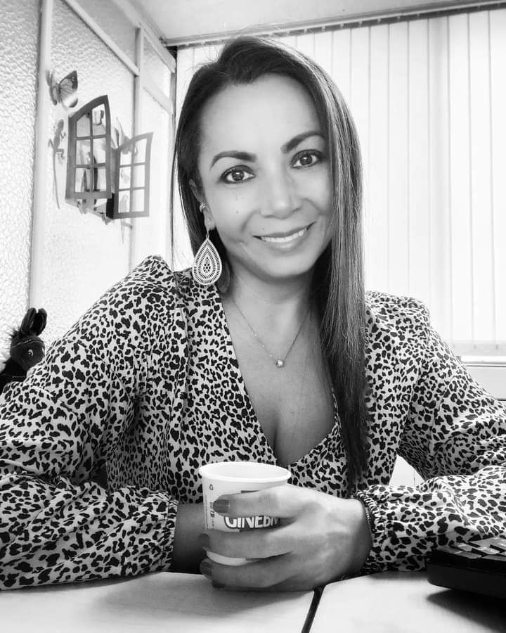 ☕️📷💪 Ya con cafecito en mano para iniciar bien este viernes laboral. 

#Gratitud 
#EnBlancoYNegro
#FelizViernes
#CaféDeColombia