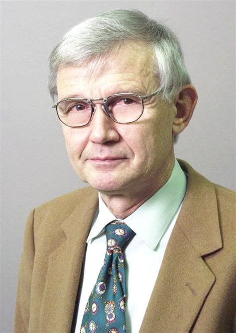 NNSANews's tweet image. Gottfried Münzenberg was born #OnThisDay in 1940. He led the team that discovered six #RadioactiveElements in Darmstadt, Germany: No. 107 #bohrium, No. 108 #hassium, No. 109 #meitnerium, No. 110 #darmstadtium, No. 111 roentgenium and No. 112 #copernicium.