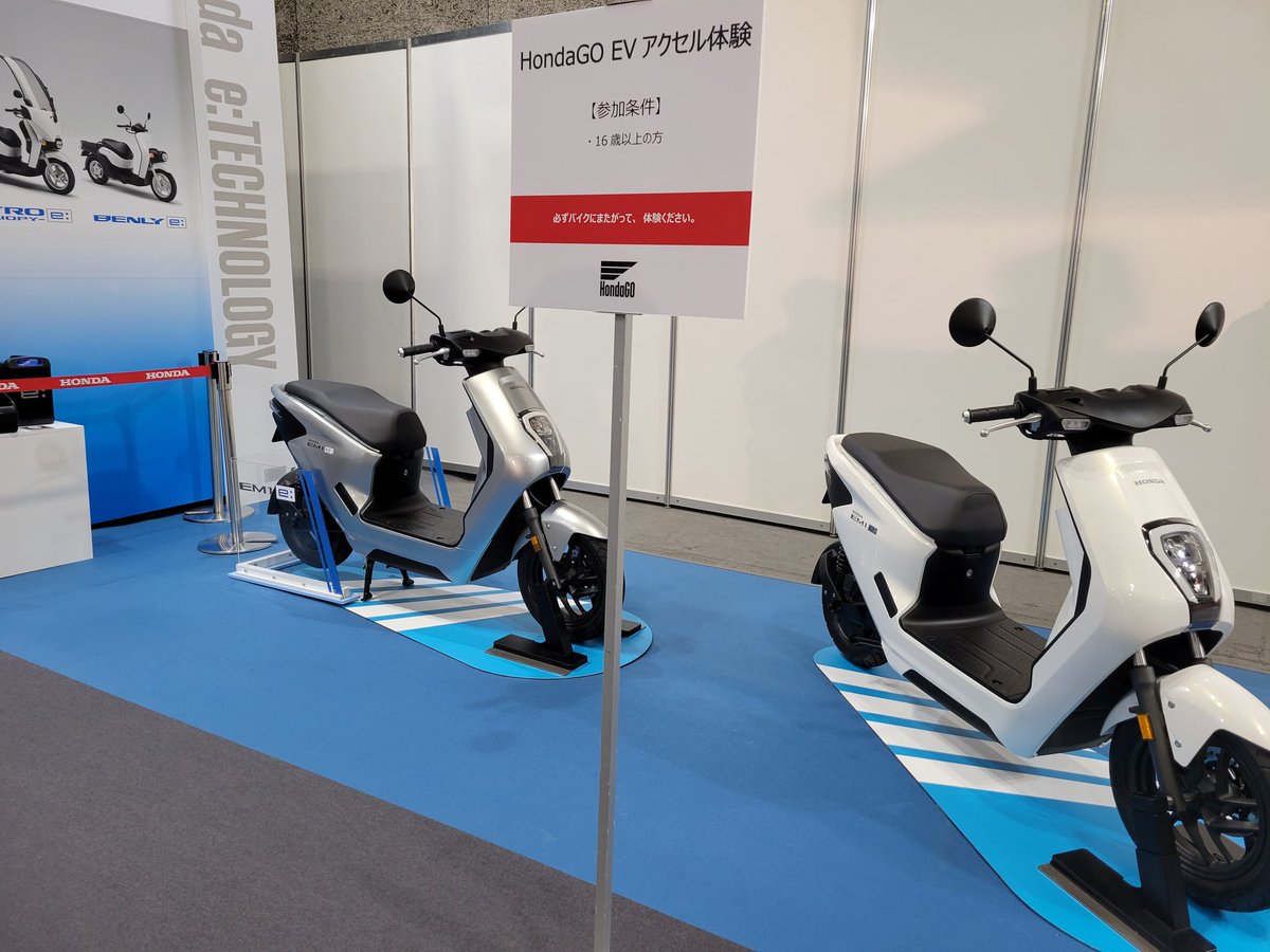 kyomoto_fu's tweet image. たくさんの方のご来場、お声かけいただき差し入れまで😭お気遣いありがとうございます
それにしても関西の人ほんまリアクション皆良くて体験コーナーしてて嬉しい

お写真撮ってくださった方はDMにてお写真確認してから掲載お願い致します！
明日もお待ちしてます
#OMCS #大阪モーターサイクルショー