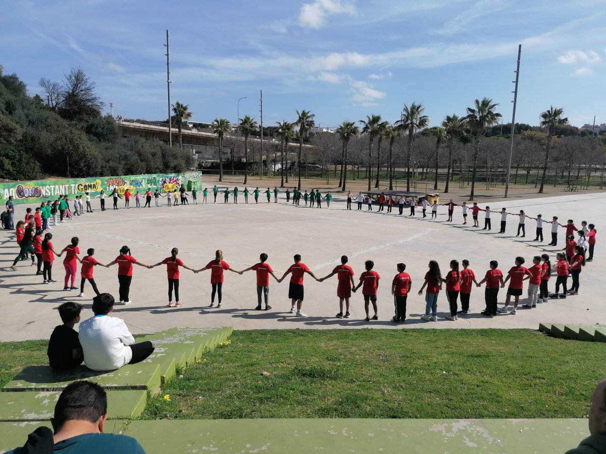 ajuntpalma's tweet photo. 🤸♀️El projecte Jocs Coreogràfics ha reunit al parc de la Riera 90 alumnes de segon cicle de Primària de quatre escoles de Palma
🕺Durant el curs escolar, l'alumnat ha aprofundit en el coneixement del cos, el moviment i la relaxació a través de la dansa
#PalmaEduca https://t.co/cFN8t2cbh2