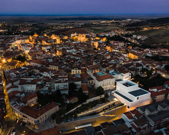 MuseoHAlvear's tweet photo. #Cáceres a vista de pájaro:  el casco histórico, Patrimonio de la Humanidad,y el "cofre del tesoro" diseñado por Tuñón Arquitectos para albergar la Colección Helga de Alvear. 

♥️ Dale a like si te gustaría venir
♻️ Retuit si ya has estado

📸@holacaldera https://t.co/iPPfDCPXgC