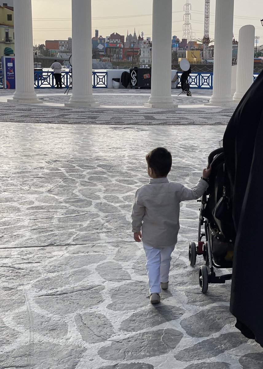 iK_AYA1's tweet photo. لازلت عالقة في عباءة أمي حتى أتى طفلي وانضم إليّ تحت أطرافها ، هي عباءة تستطيع أن تأخذنا جميعاً وأن تكبر بعددنا ، يمتد أمانها إلى الأحفاد ، لانستطيع أن نفلتها أبداً .. https://t.co/ZnJVi5WTn3