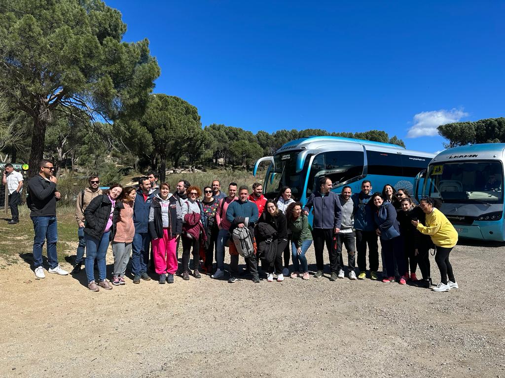GemaRodrguezPu1's tweet photo. La FP Básica al completo del @ies_luisvives ha pasado una jornada de convivencia estupenda en plena naturaleza. Una actividad que sostiene nuestro proyecto de  @RedMadTolerante educando en la tolerancia y con el acompañamiento de @aidejoven. Iniciativas así nos hacen crecer. https://t.co/EHP2tn6QgW