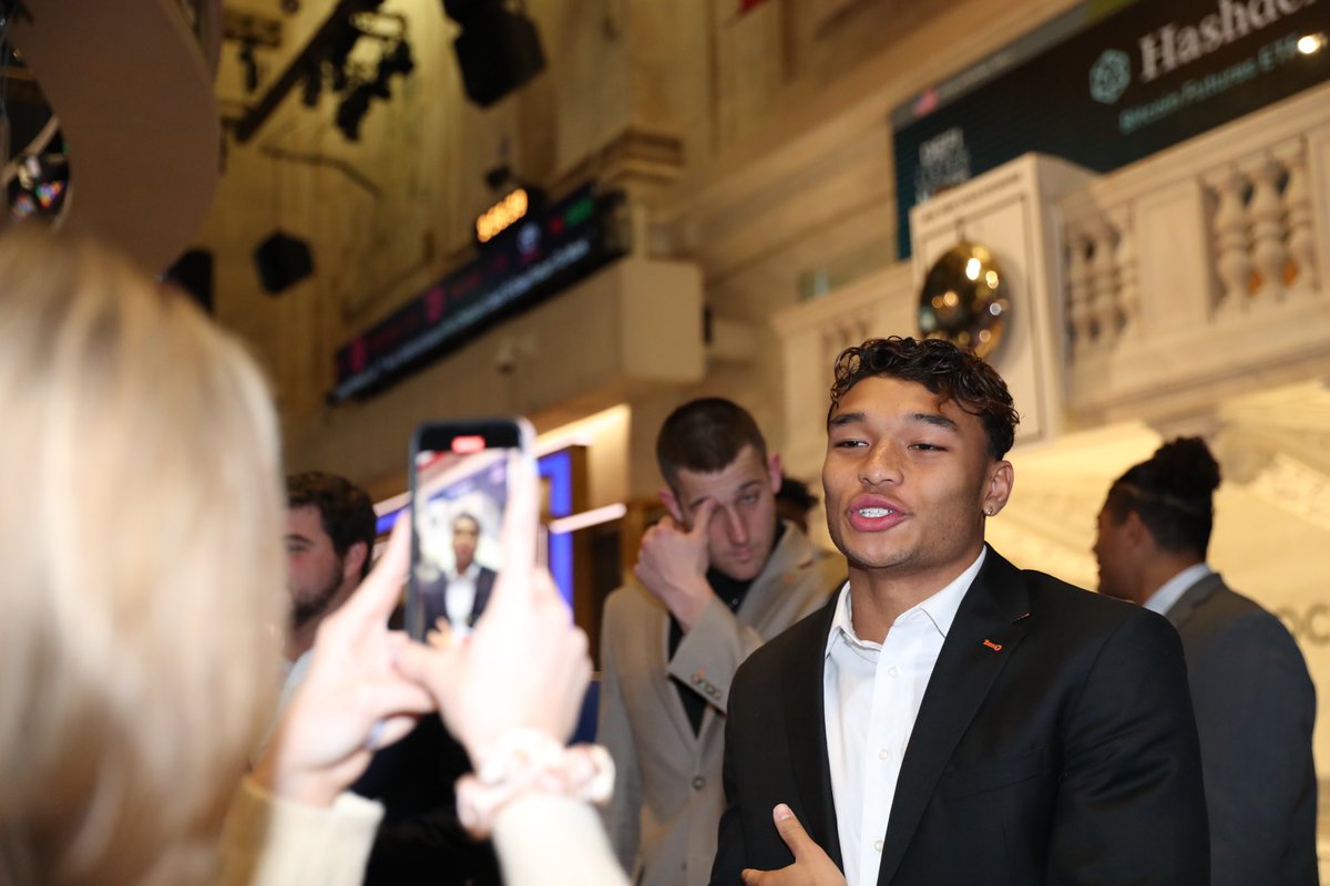 GatorsFB's tweet photo. On the trading room floor @NYSE 🏛️
We learned about the stock market and the career opportunities within finance, both in and beyond Wall Street.
#GatorMade | #GatorsInGotham https://t.co/DvBumFyvd7