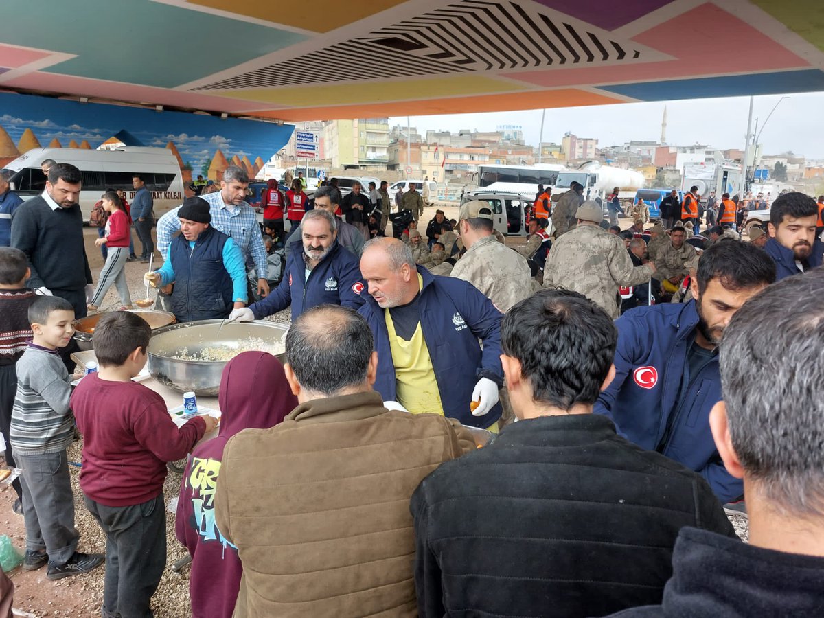 yedibasaktr's tweet photo. Acil yardım bölgelerinde gönüllülerimiz ile yürüttüğümüz saha çalışmaları ve yardımlar durmaksızın sürüyor. Şanlıurfa’da selden etkilenen depremzede yüzlerce vatandaşımıza sıcak yemek dağıtımı gerçekleştirdik.

#yardım #acilyardım #yedibaşak #insaniyardım #deprem #sel #şanlıurfa https://t.co/yq3fF01I2c