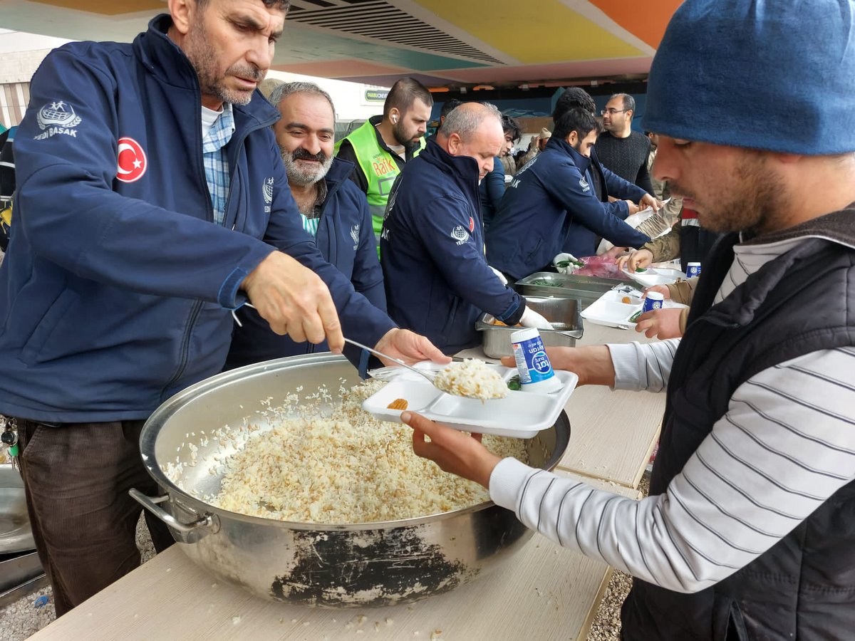 yedibasaktr's tweet photo. Acil yardım bölgelerinde gönüllülerimiz ile yürüttüğümüz saha çalışmaları ve yardımlar durmaksızın sürüyor. Şanlıurfa’da selden etkilenen depremzede yüzlerce vatandaşımıza sıcak yemek dağıtımı gerçekleştirdik.

#yardım #acilyardım #yedibaşak #insaniyardım #deprem #sel #şanlıurfa https://t.co/yq3fF01I2c