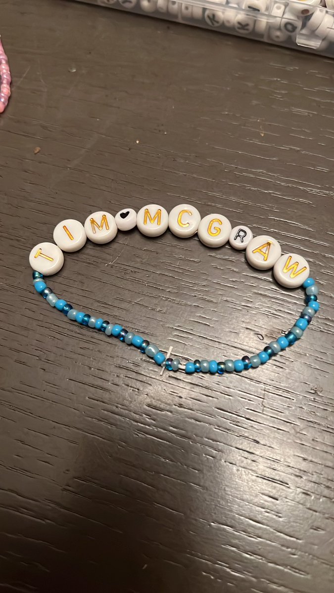 bginskyy32's tweet photo. 🎶 so trade the friendship bracelets…🎶 I’m ready for you!! @taylorswift13 @taylornation13 #GlendaleTSTheErasTour #SwiftCity #Swifties https://t.co/uDuTxjYGqr