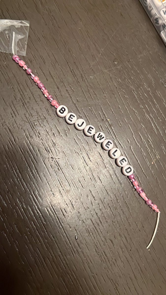 bginskyy32's tweet photo. 🎶 so trade the friendship bracelets…🎶 I’m ready for you!! @taylorswift13 @taylornation13 #GlendaleTSTheErasTour #SwiftCity #Swifties https://t.co/uDuTxjYGqr