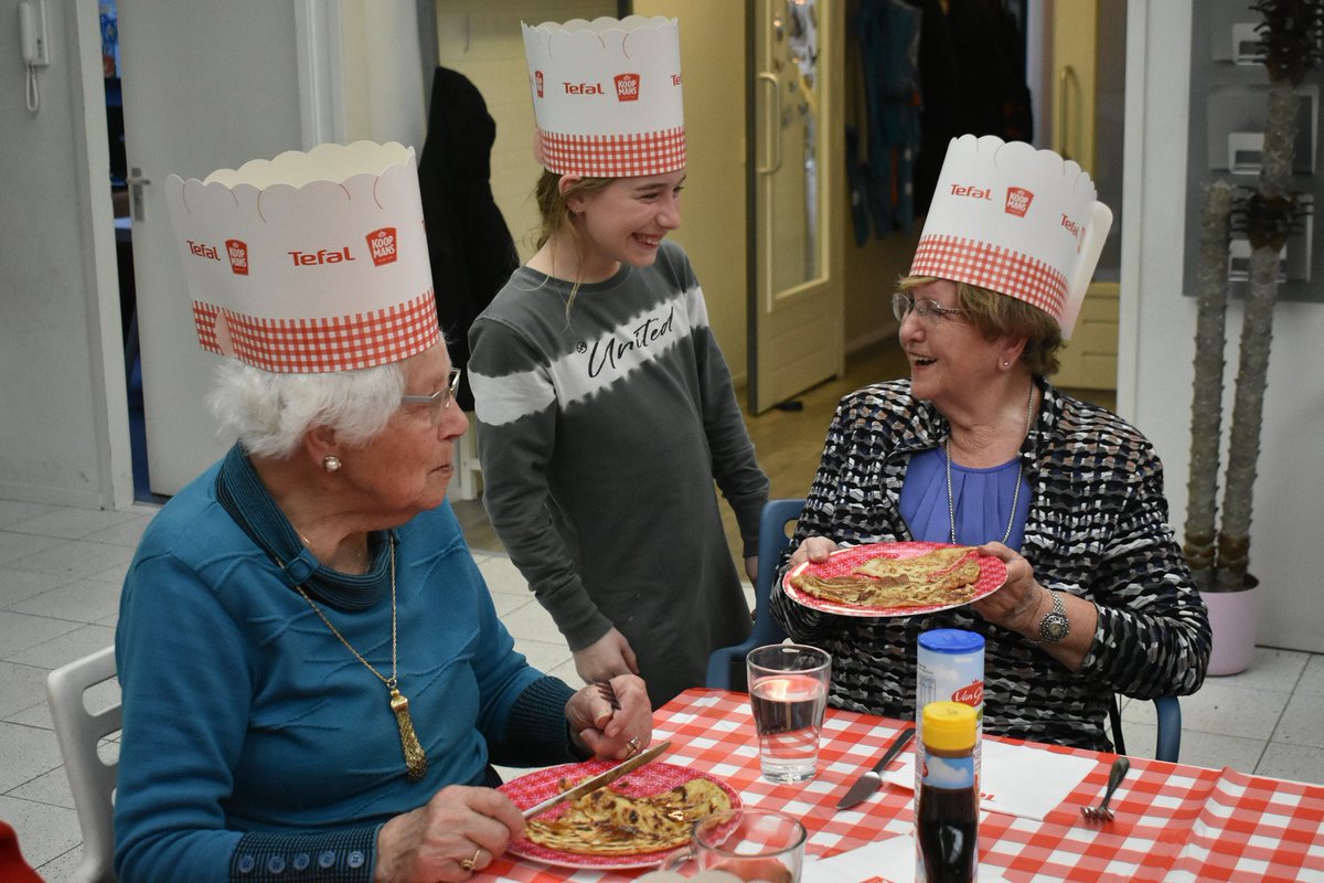 WOntmoet's tweet photo. de #samenontmoeten bak-challenge #Pannenkoekendag leeft ook in #Honselersdijk! Senioren kregen pannenkoeken geserveerd van leerlingen van WSKO 't Startblok https://t.co/CexwhgaLAb