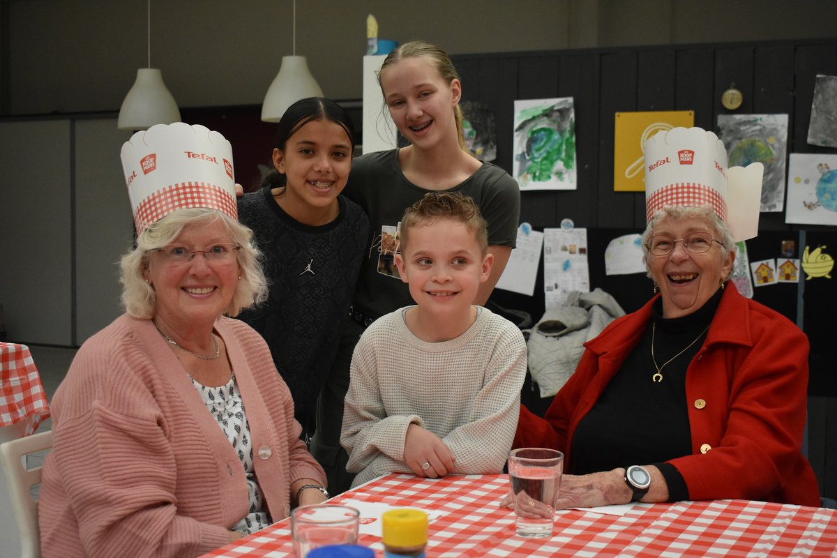 WOntmoet's tweet photo. de #samenontmoeten bak-challenge #Pannenkoekendag leeft ook in #Honselersdijk! Senioren kregen pannenkoeken geserveerd van leerlingen van WSKO 't Startblok https://t.co/CexwhgaLAb
