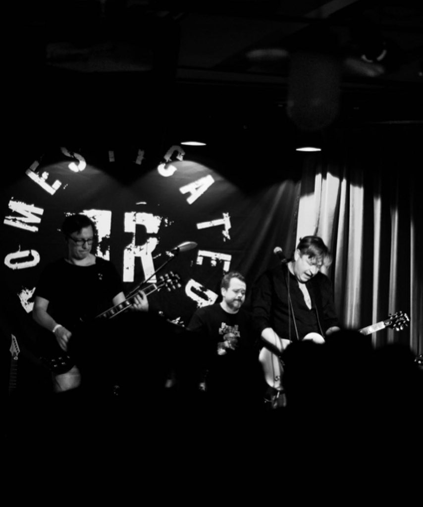 Har du ingenting särskilt för dig i Göteborg ikväll så tycker jag du ska avnjuta lite lokalproducerad punkrock på Pustervik. Bonus: du får se mig sjunga 😈 tickster.com/sv/events/ue6x…